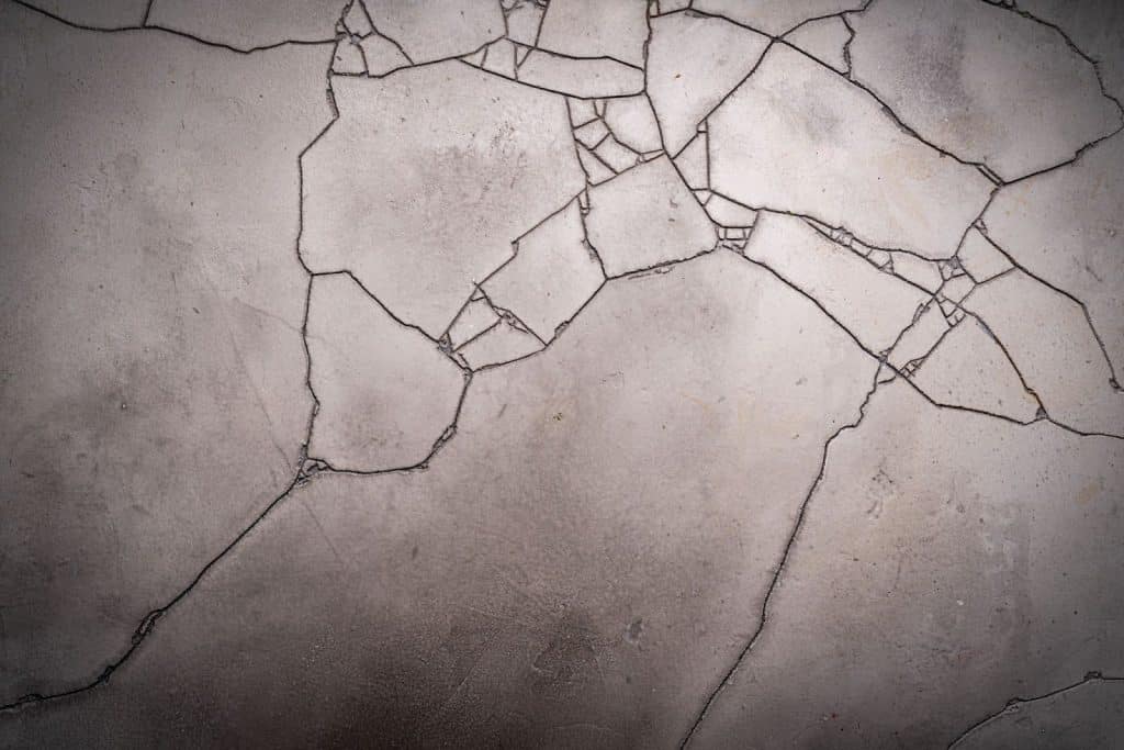 signs of concrete cracking